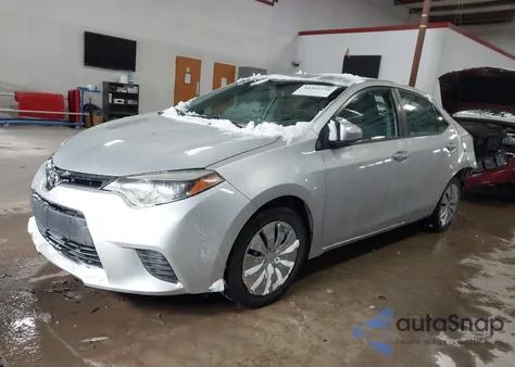 2015 Toyota Corolla Le z USA, uszkodzony, nr VIN 5YFBURHE5FP195237